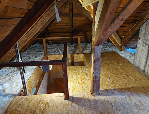 Zateplení stropu rodinného domu pomocí foukané izolace